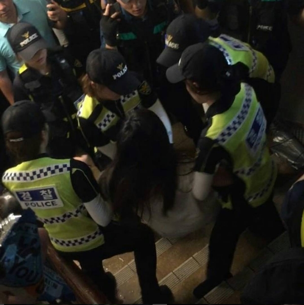 30일 이화여대 본관에서 농성 중인 학생을 끌고 나가는 경찰