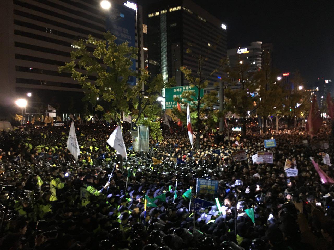 박근혜 대통령 퇴진을 촉구하는 시민들이 29일 서울 종로구에서 행진을 막아선 경찰과 대치하고 있다.