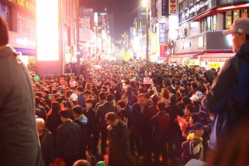 19일 부산 서면에서 박근혜 대통령 퇴진을 요구하는 촛불 집회가 열렸다.