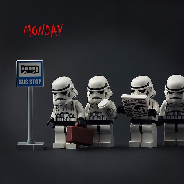 'Monday trooper', 사진 속 스톰트루퍼의 모습은 현대 직장인과 닮았다.