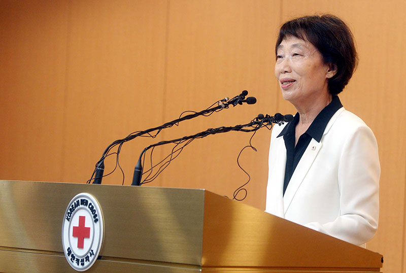 김선향 대한적십자사 회장 직무대행이 17일 오전 서울 중구 대한적십자사 본사 대회의실에서 북측에 남북 이산가족 상봉행사를 위한 남북적십자회담 개최 제의 발표를 하고 있다.