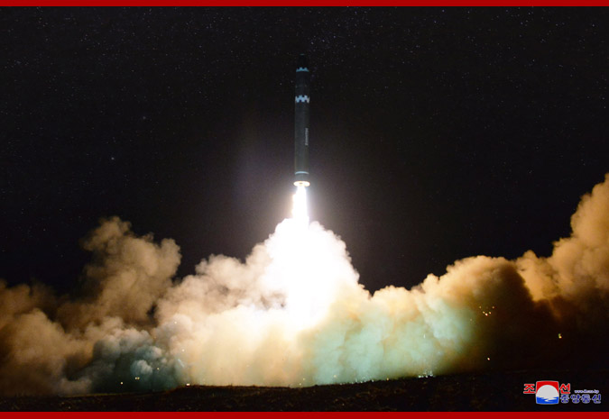 북한이 공개한 '화성-15' 시험발사 모습