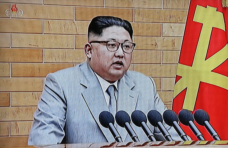 2018년 새해를 맞아 1일 북한 김정은 노동당 위원장이 육성 신년사를 조선중앙TV가 보도하고 있다.