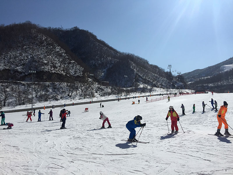 마식령 스키장의 북한 주민들