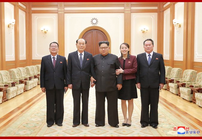 조선중앙통신은 13일 김정은 북한 노동당 위원장이 평창동계올림픽 개막식에 참석차 방남한 북측 고위급대표단원들의 노고를 치하하고 기념사진을 촬영했다고 전했다. 왼쪽부터 최휘 국가체육지도위원회 위원장, 김영남 최고인민회의 상임위원회 위원장, 김정은 노동당 위원장, 김여정 중앙위원회 제1부부장, 리선권 조국평화통일위원회 위원장