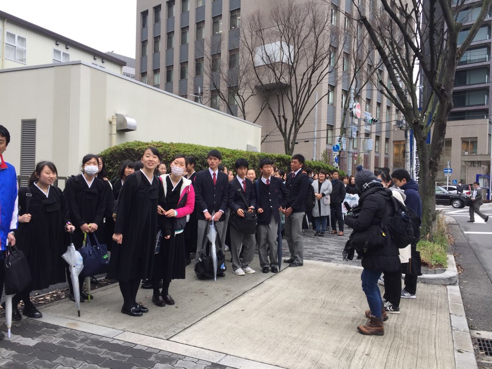 오사카 고등법원앞_법원 입장을 위해 기다리는 학생들과 동포들