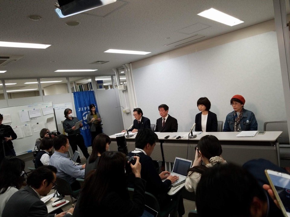 기자회견을 열고 있는 변호인단 대표, 학교 이사장, 어머니대표, 오사카 고교무상화연락회 사무국장 나가사키 유미코씨(전면 왼쪽부터)