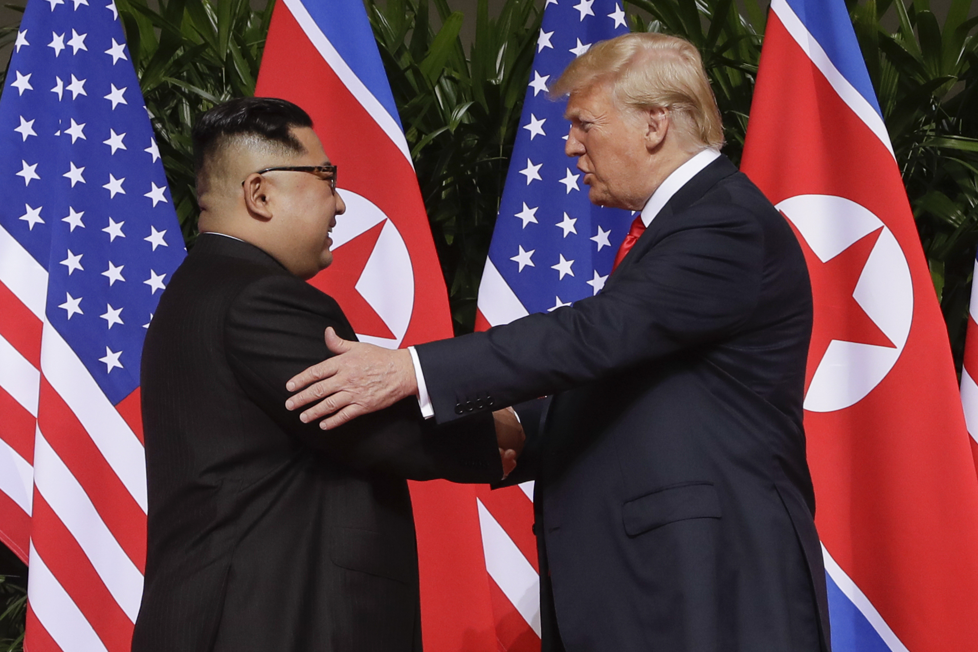 지난해 6월 12일 싱가포르 센토사섬 카펠라 호텔에서 열린 제1차 북미정상회담에서 김정은 북한 국무위원장(왼쪽)과 도널드 트럼프 미국 대통령이 악수하고 있다.