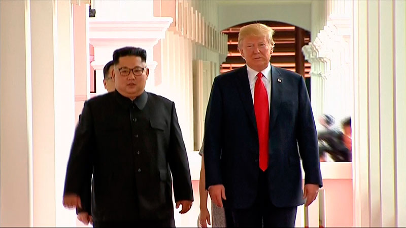 지난 6월 12일 싱가포르 센토사섬 카펠라 호텔에서 정상회담을 한 김정은 북한 국무위원장(왼쪽)과 도널드 트럼프 미국 대통령
