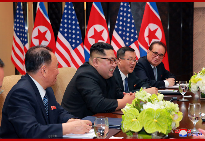 확대회담에서 밝은 표정을 짓고 있는 김정은 북 국무위원장