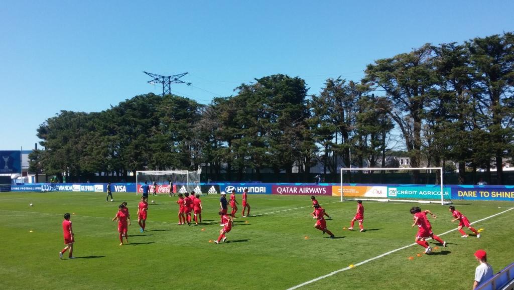 경기 전 훈련하는 북한 여자 축구 대표팀