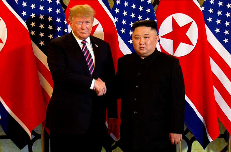 도널드 트럼프 미국 대통령과 김정은 북한 국무위원장이 지난달 27일(현지시간) 하노이 중심가 메트로폴 호텔 회담장에서 만나 악수하고 있다.