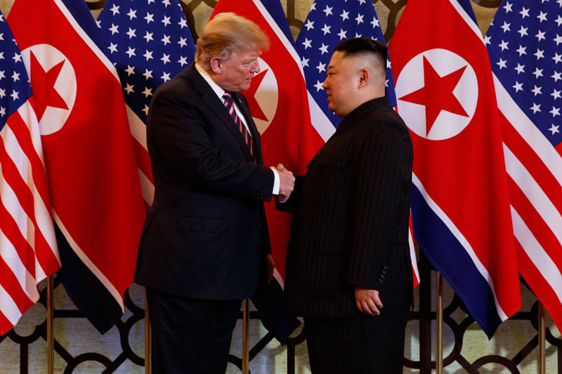 도널드 트럼프 미국 대통령과 김정은 북한 국무위원장이 지난달 27일(현지시간) 하노이 중심가 메트로폴 호텔 회담장에서 만나 악수하며 얘기를 나누고 있다.