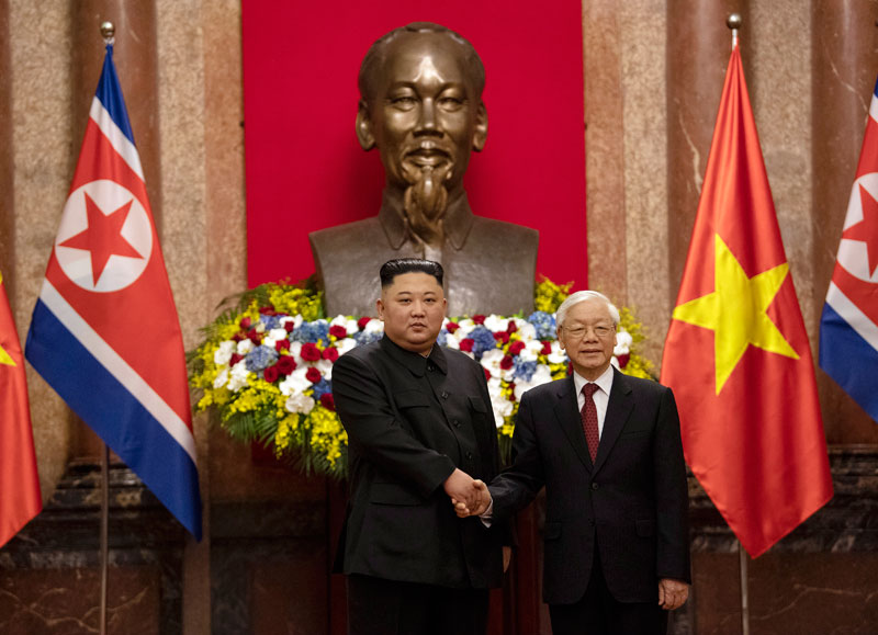 김정은(왼쪽) 북한 국무위원장이 1일(현지시간) 베트남 하노이의 주석궁을 방문해 응우옌 푸 쫑 베트남 국가주석과 악수하고 있다. 2019.03.01.