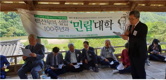강연에서 경주최부자11세 주손인 최염 경주최씨중앙종친회 명예회장(가장 왼쪽)와 12세주손인 최성길 변호사(오른쪽에 서있는 이)가 함께 증언을 진행했다.