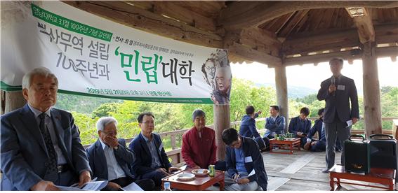 발언하고 있는 영남대 교수회 이승렬의장(오른쪽 서 있는 이)와 최염회장(맨 왼쪽)