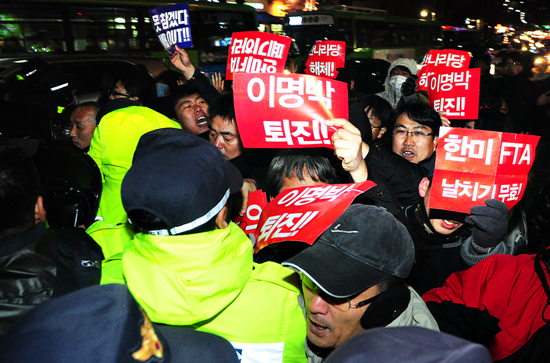 청와대 방향으로 진출한 민주노총 조합원들