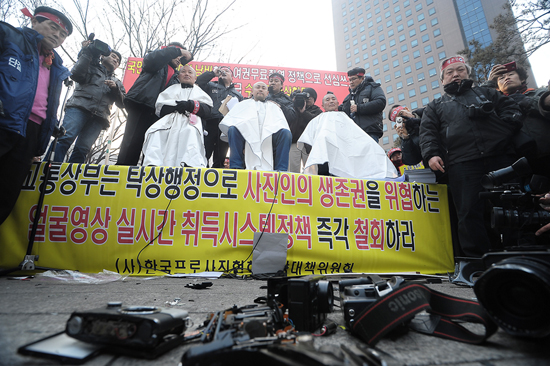 삭발하는 사진인들