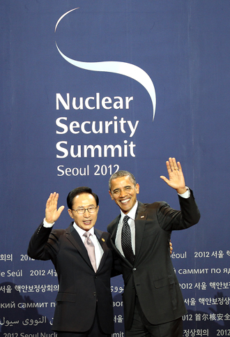 이명박 대통령과 버락 오바마 미국 대통령이 2012년 서울에서 열린 핵안보정상회의 공식환영행사에서 손을 흔들고 있다.