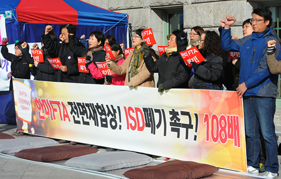 한미FTA체결 당시 시민사회 및 농민단체 회원들이 서울광장에서 한미FTA 전면재협상 및 ISD폐기를 요구하는 기자회견 및 108배를 벌였다.(지료사진)