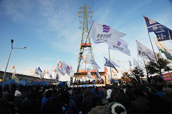 울산 송전탑 농성 지지하는 희망버스 참가자들
