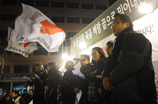 결의문 낭독하는 시민사회 대표들