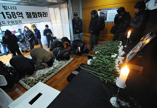 최강서 열사 조문하는 희망버스 참가자들