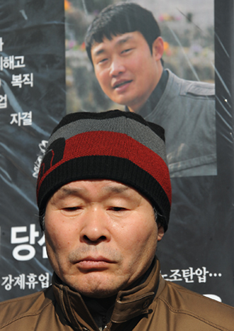 슬픔에 잠긴 최강서 열사의 아버지