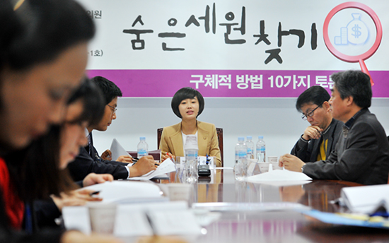 4일 오전 국회에서 열린 '숨은 세원 찾기 구체적 방법 10가지' 토론회에서 김재연 의원이 모두발언을 하고 있다.