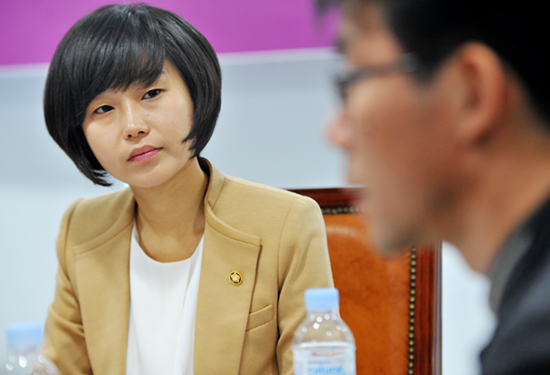 위평량 경제개혁연구소 연구위원의 발언을 경청하는 김재연 의원