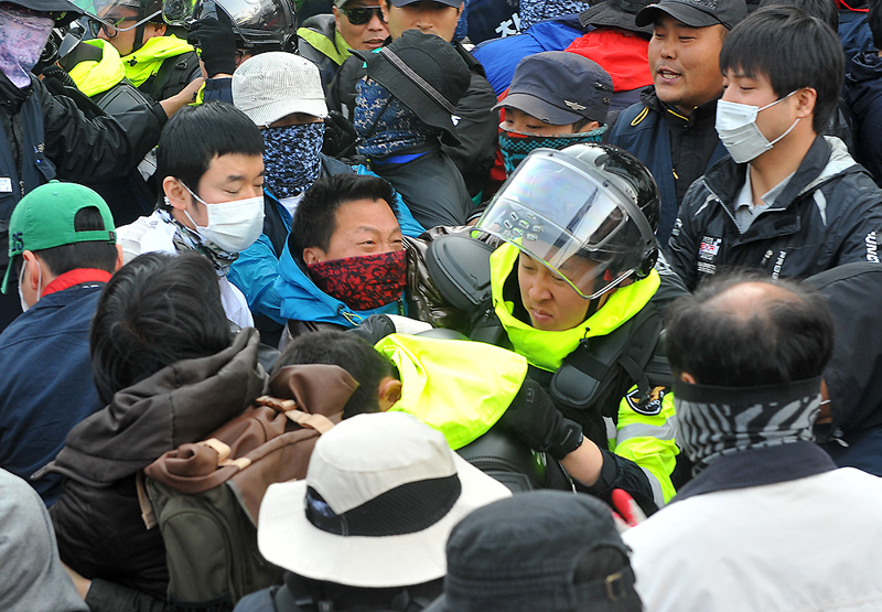 4월 26일 서초구 양재동 현대자동차 본사 인근에서 열린 간접고용 철폐, 비정규직 정규직화 쟁취 금속노조 결의대회 약식 집회가 끝난 후, 현대·기아차 비정규, 사내하청지회 조합원들을 비롯한 금속노조 조합원들이 현대차 본사 앞으로 진출하자 경찰이 이를 막고 있다.