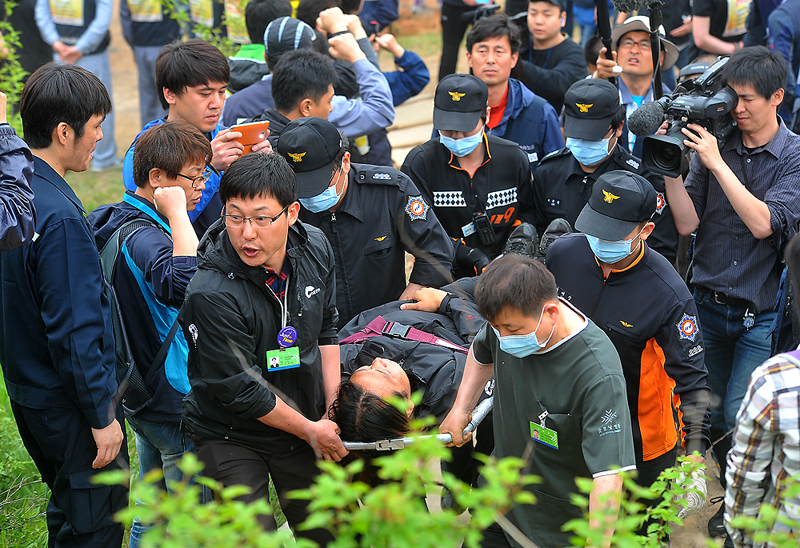 들것에 실려 후송되는 복기성 수석부지회장