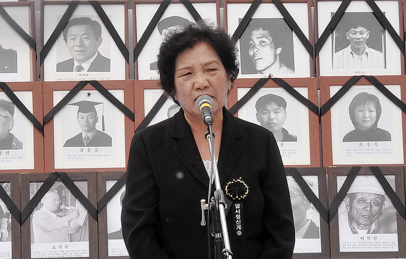 8일 오후 서울 광화문광장에서 열린 제22회 민족민주열사, 희생자 범국민추모제에서 배은심 전국민족민주유가족협의회 회장이 유가족 인사를 하고 있다.