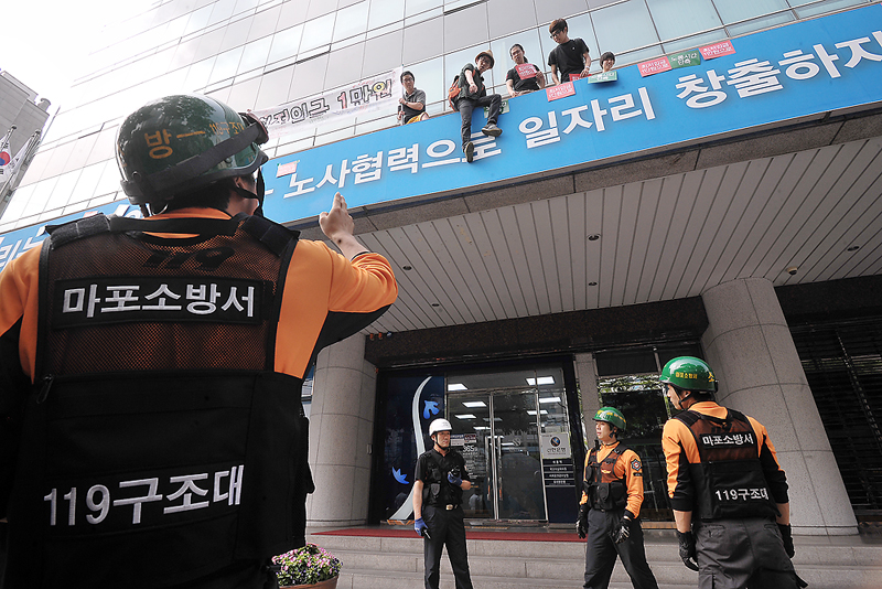 메트릭스 설치 두고 소방관과 언쟁하는 알바연대