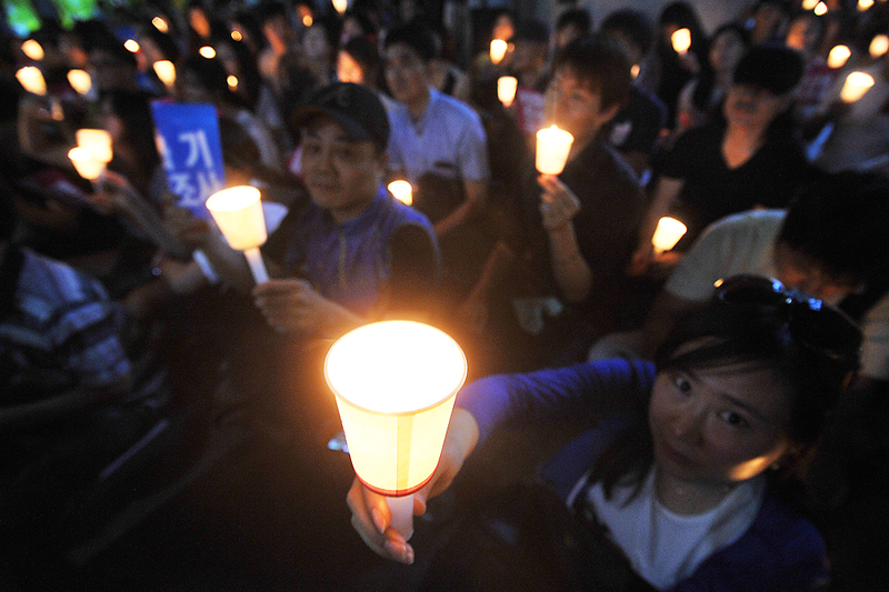 국정원 규탄 촛불 높이 든 시민들