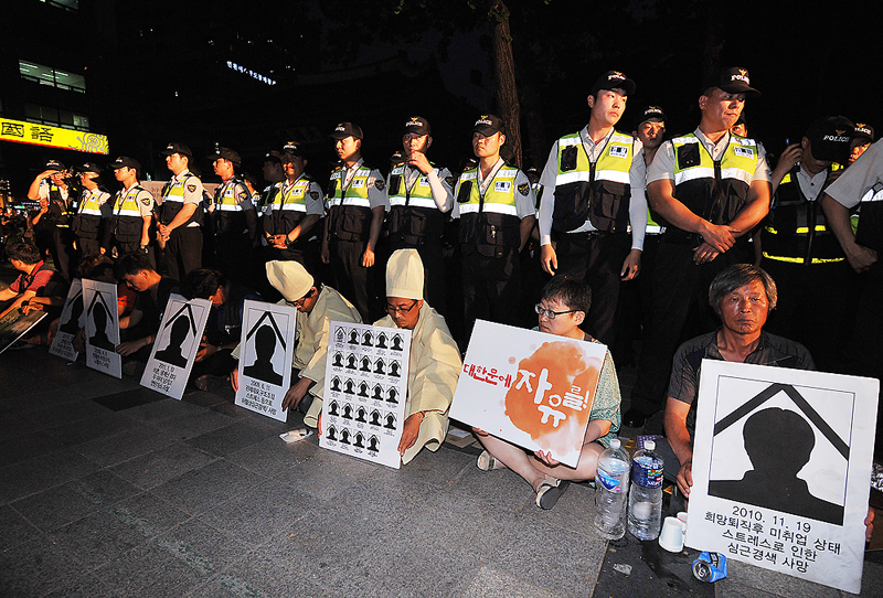 지난 7월 쌍용차 범대위가 서울 중구 대한문 앞에서 분향소 설치를 시도하는 과정에서 경찰과 대치하고 있다.