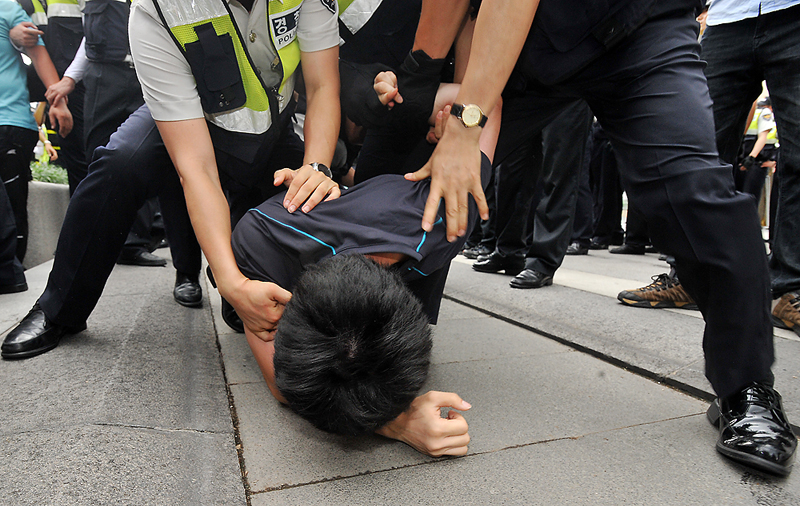팔을 꺾으며 국정원 대선개입 규탄 시위대 제압하는 경찰