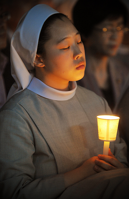 민주주의를 위한 기도하는 수녀