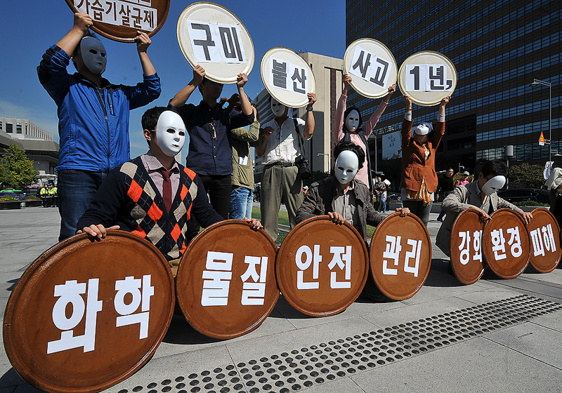 환경보건시민센터, 대구환경운동연합, 서울환경운동연합 등 환경단체는 27일 오전 서울 광화문 광장에서 대구 불산 사고 1주년을 맞아 화학물질안전관리 강화, 환경피해보상법 제정을 촉구하는 기자회견을 열었다.