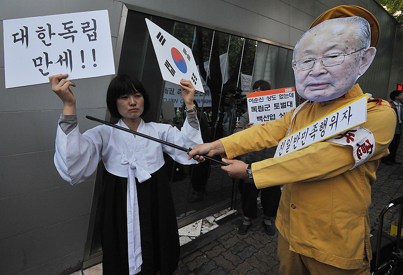 평화와통일을여는사람들(평통사) 회원들이 30일 오후 60주년 한미동맹의 날 경축연이 예정된 서울 용산구 하얏트호텔 앞에서 백선엽 한미동맹상 반대 공동 평화행동을 진행하고 있다.