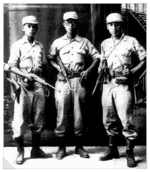 장준하가 OSS 대원이었던 1945년 8월. 오른쪽부터 장준하, 김준엽 전 고려대 총장, 노능서. OSS 작전명은 이었다. 1기생의 훈련은 8월 4일 종료되었다.