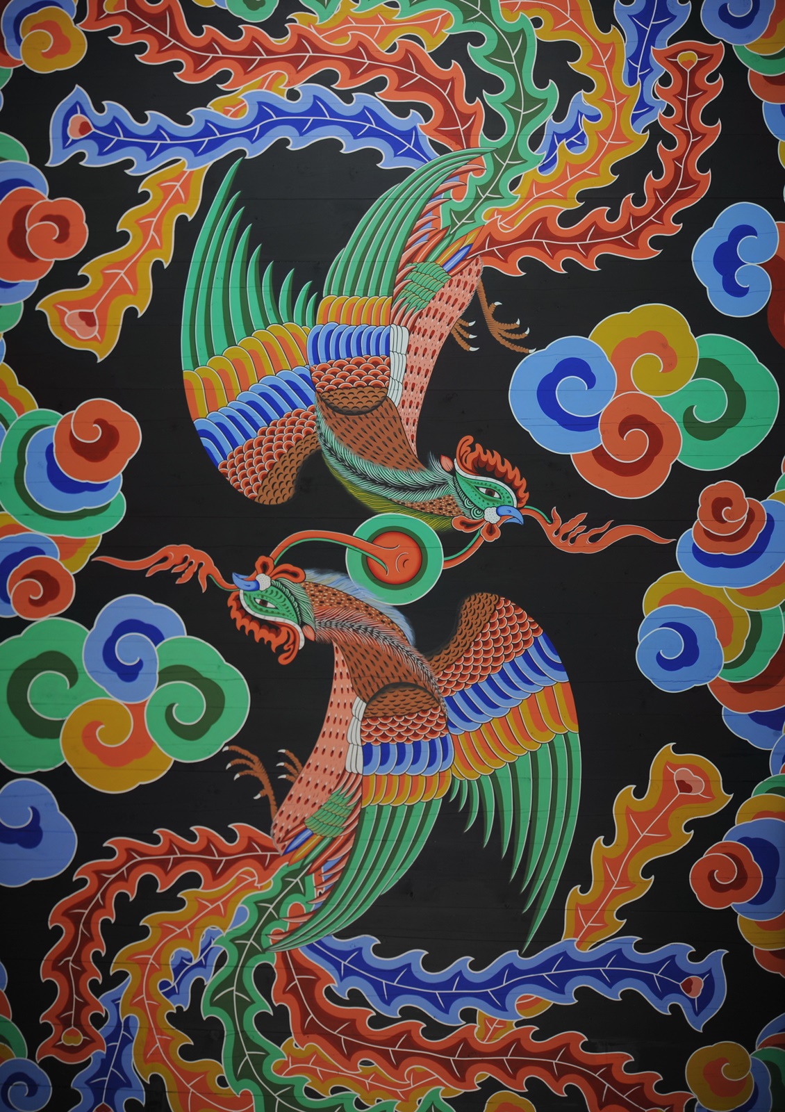 광화문 가운데 문 천정의 봉황 그림이다. 사방을 지켜준다는 사신 중 남쪽은 주작이기에 봉황을 그려 넣었다.
