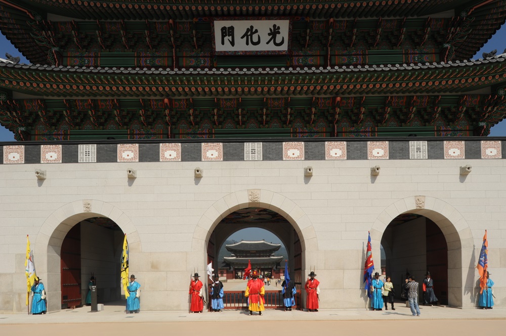 광화문 앞 즉 남쪽 모습이다. 중간에 괘가 장식되어 있는데, 정 가운데가 남쪽과 불을 뜻하는 이離괘이다.