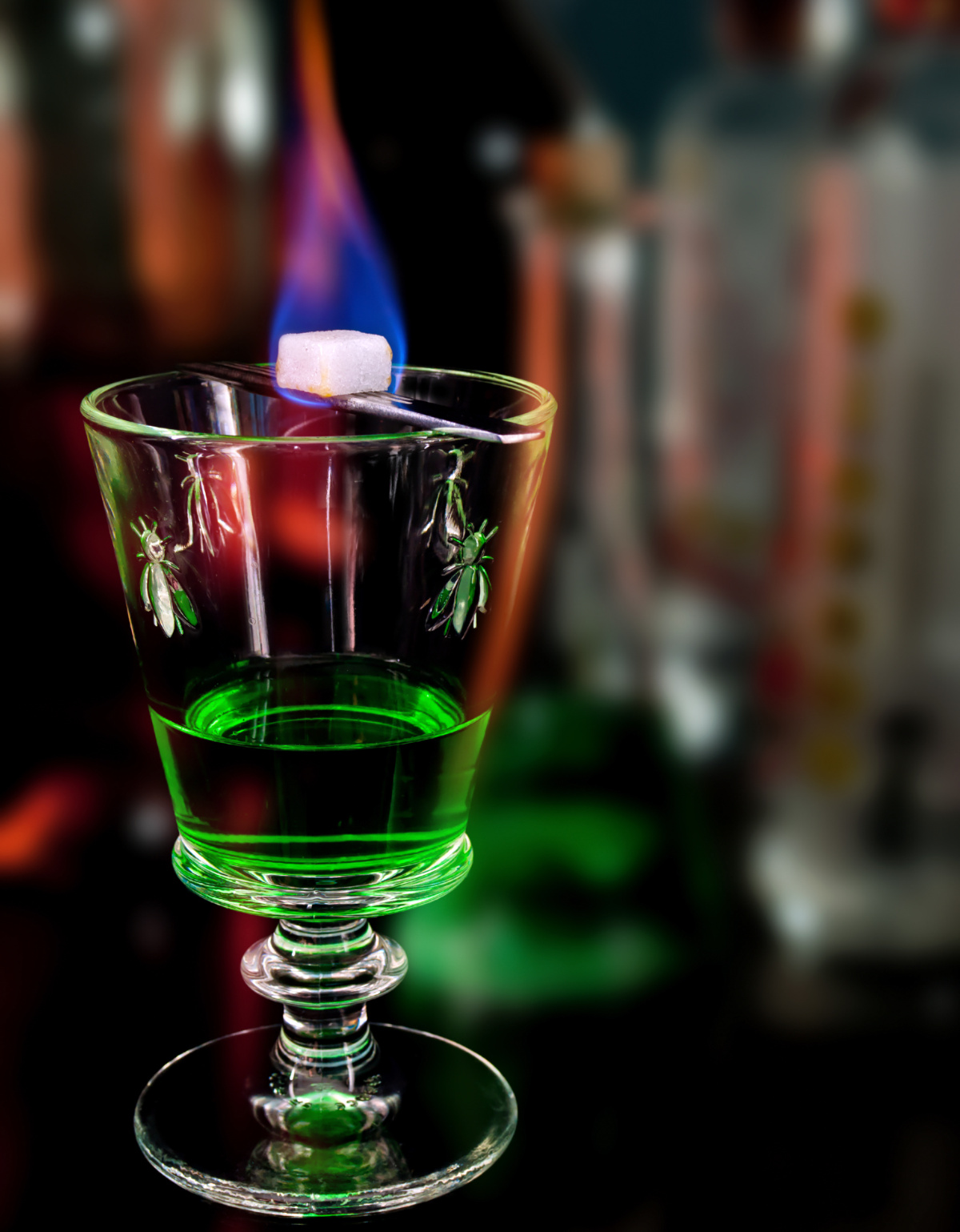 압생트는 쑥을 잘게 썰어 고동노의 알코올을 부어 증류한  것으로 술인데, 처음에는 불로장생의 명약으로 알려졌다. 이후 프랑스의 문인들은 창조력의 원천이라며 이 술을 애용했다. 알코올 도수가 45~ 74도까지 된다.