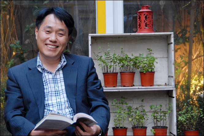 네이버 블러그 '레스카페'의 운영자이며 부천 외곽에 나무와 꽃이 가득한 '모네정원'을 쉼터로 운영하고 있다. 네이버 파워블러거로 서양화를 좋아하는 일반인들의 '성지'가 되었다
