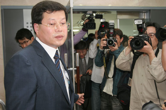 기자들 앞에 선 김용철 변호사