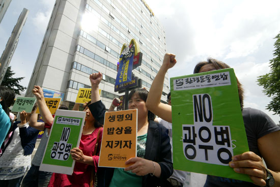기습퍼포먼스를 벌이는 맥도날도 본사 앞에는 10여명의 환경운동연합 회원들이 피켓을 들고 구호를 외쳤다.