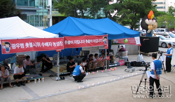 민중의소리 기자들이 조계사 농성단 생중계를 하고 있다.