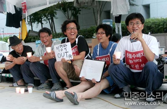조계사 농성자들이 민중의소리 생중계 인터뷰에 응하고 있다.