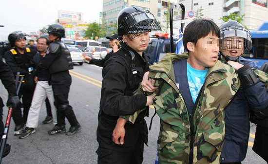 연행되는 집회 참가자